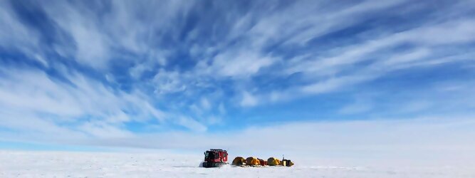 Trip Kasachstan beliebtes Urlaubsziel – Antarktis - Null Bewohner, Millionen Pinguine und feste Dimensionen. Am südlichen Ende der Erde, wo die Sonne nur zwischen Frühjahr und Herbst über dem Horizont aufgeht, liegt der 7. Kontinent, die Antarktis. Riesig, bis auf ein paar Forscher unbewohnt und ohne offiziellen Besitzer. Eine Welt, die überrascht, bevor Sie sie sehen. Deshalb ist ein Besuch definitiv etwas für die Schatzkiste der Erinnerung und allein die Ausmaße dieser Destination sind eine Sache für sich. Du trittst aus deinem gemütlichen Hotelzimmer und es begrüßt dich die warme italienische Sonne. Du blickst auf den atemberaubenden Gardasee, der in zahlreichen Blautönen schimmert - von tiefem Dunkelblau bis zu funkelndem Türkis. Majestätische Berge umgeben dich, während die Brise sanft deine Haut streichelt und der Duft von blühenden Zitronenbäumen deine Nase kitzelt. Du schlenderst die malerischen, engen Gassen entlang, vorbei an farbenfrohen, blumengeschmückten Häusern. Vereinzelt unterbricht das fröhliche Lachen der Einheimischen die friedvolle Stille. Du fühlst dich wie in einem Traum, der nicht enden will. Jeder Schritt führt dich zu neuen Entdeckungen und Abenteuern. Du probierst die köstliche italienische Küche mit ihren frischen Zutaten und verführerischen Aromen. Die Sonne geht langsam unter und taucht den Himmel in ein leuchtendes Orange-rot - ein spektakulärer Anblick.