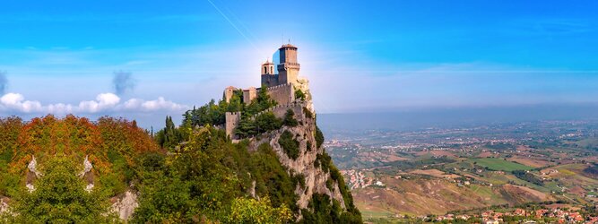 Trip Kasachstan Urlaubsdestination - San Marino – Hol ihn dir – den heißbegehrten Einreise-Stempel von San Marino. Nimm deinen Reisepass, besuche die örtliche Tourismusbehörde, hier wird die kleine Trophäe in dein Reisedokument gestempelt, es sieht gut aus und ist eine supertolle Urlaubserinnerung. Dieses neue Trendy-Reiselust-Souvenir passt ausgezeichnet zu den anderen außergewöhnlichen Stempeln deiner vergangenen Reisen. San Marino ist ein sehr interessanter Zwergstaat, eine Enklave, vollständig von Italien umgeben, eine der ältesten bestehenden Republiken und eines der reichsten Länder der Welt. Die beliebtesten Orte für Ferien in San Marino, locken mit besten Angebote für Hotels und Ferienunterkünfte mit Werbeaktionen, Rabatten, Sonderangebote für San Marino Urlaub buchen.